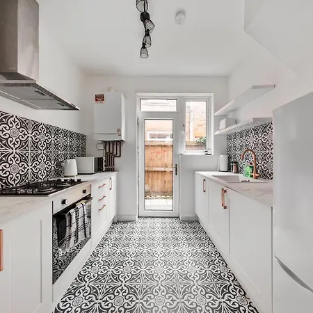 Beautifully Modern 2-Bed Apartment W/Garden